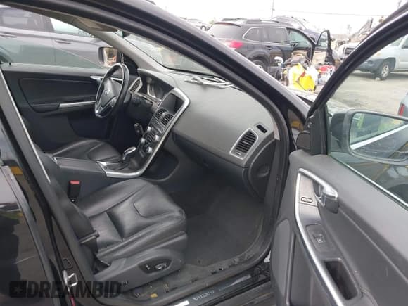 ✅ 2016 Volvo XC60 T5 Premier • VIN: YV4612RK1G2863277 • Lot: 43655821. Wystawiony na IAAI z przebiegiem 89 783 mil. Bezpłatny archiwum sprzedaży aukcyjnych z USA i szczegółowy raport historii pojazdu na DreamBid. Zdjęcie 5.