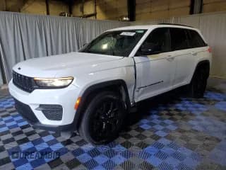 ✅ 2024 Jeep Grand Cherokee Altitude • VIN: 1C4RJHAG1RC136549 • Лот: 89829855. Опубликован ранее на Copart с пробегом 53 582 миль. Бесплатный доступ к архиву аукционных продаж из США и подробный отчёт об истории автомобиля на DreamBid. Изображение 1.