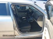 ✅ 2005 Chrysler 300 300 • VIN: 2C3JA43R45H143267 • Lot: 43537319. Wystawiony na IAAI z przebiegiem Nie podano. Bezpłatny archiwum sprzedaży aukcyjnych z USA i szczegółowy raport historii pojazdu na DreamBid. Zdjęcie 5.