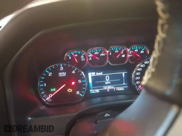 2018 Chevrolet Silverado 1500 LT z VIN 1GCVKREC6JZ298381, wystawiony jako IAAI lot #43383942 z przebiegiem 101 454 mil mil oraz . Historia ofert i sprzedaży dostępna na DreamBid. Obrazek 7.