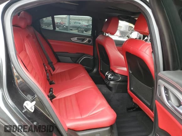 ✅ 2021 Alfa Romeo Giulia Ti Sport • VIN: ZARFAMBN6M7649893 • Lot: 62958235. Wystawiony na Copart z przebiegiem Nie podano. Bezpłatny archiwum sprzedaży aukcyjnych z USA i szczegółowy raport historii pojazdu na DreamBid. Zdjęcie 10.