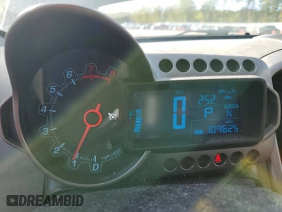 2014 Chevrolet Sonic LT z VIN 1G1JC5SH9E4165775, wystawiony jako Copart lot #73104784 z przebiegiem 109 625 mil mil oraz Czysty tytuł • Clean title. Historia ofert i sprzedaży dostępna na DreamBid. Obrazek 9.