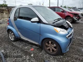 ✅ 2013 Smart fortwo Pure • VIN: WMEEJ3BA7DK599596 • Lot: 73166994. Wystawiony na Copart z przebiegiem 110 919 mil. Bezpłatny archiwum sprzedaży aukcyjnych z USA i szczegółowy raport historii pojazdu na DreamBid. Zdjęcie 4.
