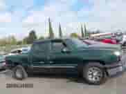 ✅ 2006 Chevrolet Silverado 1500 LS • VIN: 2GCEC13V161225437 • Lot: 43364401. Wystawiony na IAAI z przebiegiem Nie podano mil. Skorzystaj z bezpłatnego archiwum sprzedaży aukcyjnych z USA i zobacz szczegółowy raport historii pojazdu na DreamBid. Zdjęcie 12.