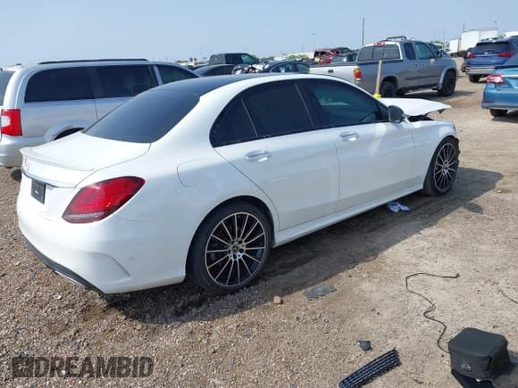 ✅ 2020 Mercedes-Benz C 300 • VIN: 55SWF8DB8LU334042 • Lot: 41925023. Wystawiony na IAAI z przebiegiem 50 277 mil. Bezpłatny archiwum sprzedaży aukcyjnych z USA i szczegółowy raport historii pojazdu na DreamBid. Zdjęcie 4.