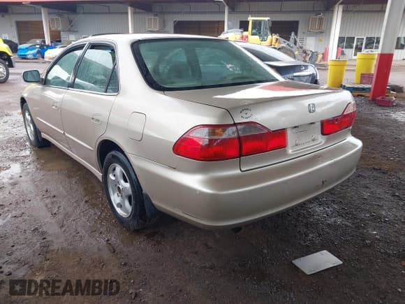 ✅ 2000 Honda Accord EX • VIN: 1HGCG1655YA028823 • Lot: 43741498. Listed on IAAI with 224,035 mi. Free auction sales archive from the USA and detailed vehicle history report at DreamBid. Image 3.