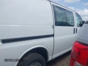 ✅ 2020 Chevrolet Express Cargo • VIN: 1GCWGAFP3L1240299 • Lot: 42522748. Wystawiony na IAAI z przebiegiem 129 759 mil. Bezpłatny archiwum sprzedaży aukcyjnych z USA i szczegółowy raport historii pojazdu na DreamBid. Zdjęcie 13.