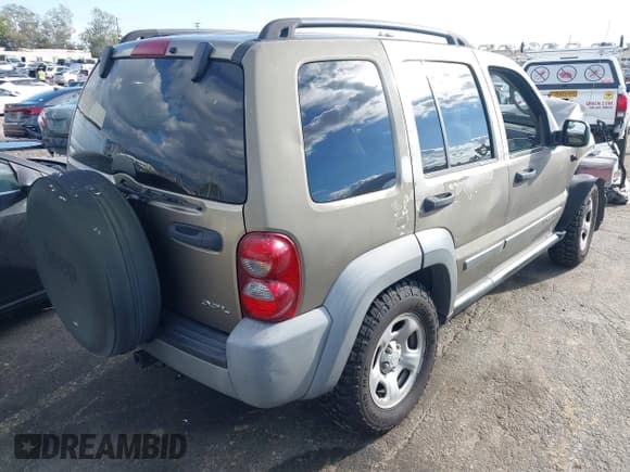 ✅ 2005 Jeep Liberty Sport • VIN: 1J4GL48K55W502990 • Lot: 43741186. Wystawiony na IAAI z przebiegiem 147 864 mil. Bezpłatny archiwum sprzedaży aukcyjnych z USA i szczegółowy raport historii pojazdu na DreamBid. Zdjęcie 4.