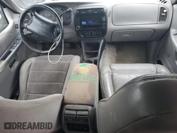 ✅ 1998 Ford Explorer XLT • VIN: 1FMZU35P9WUB58658 • Lot: 90348945. Listed on Copart with 235,399 mi. Free auction sales archive from the USA and detailed vehicle history report at DreamBid. Image 8.