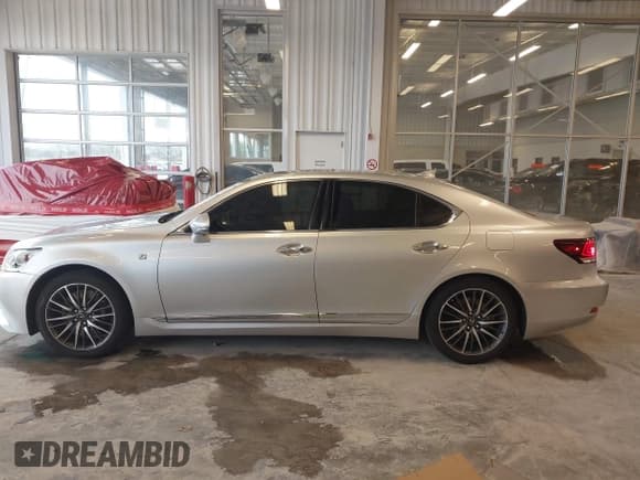 ✅ 2015 Lexus LS 460 • VIN: JTHCL5EF5F5025369 • Lot: 41942069. Listed on IAAI with 116,073 mi. Free auction sales archive from the USA and detailed vehicle history report at DreamBid. Image 14.