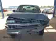 ✅ 2002 Chevrolet Silverado 1500 LS • VIN: 1GCEC19V12Z239654 • Lot: 90499805. Wystawiony na Copart z przebiegiem 196 810 mil mil. Skorzystaj z bezpłatnego archiwum sprzedaży aukcyjnych z USA i zobacz szczegółowy raport historii pojazdu na DreamBid. Zdjęcie 5.