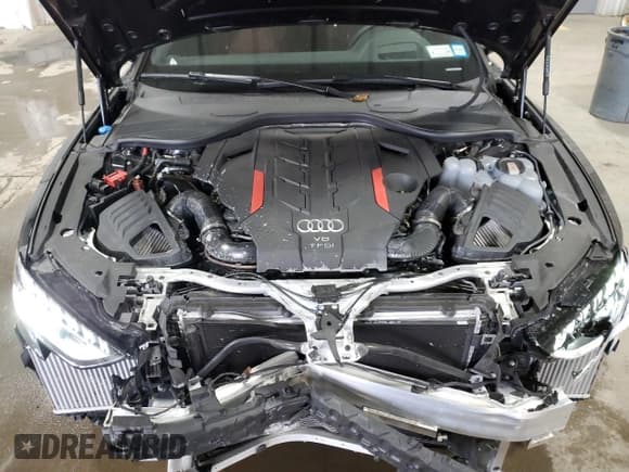 ✅ 2024 Audi S8 • VIN: WAULSAF83RN004941 • Лот: 74510544. Опубликован ранее на Copart с пробегом 10 181 миль. Бесплатный доступ к архиву аукционных продаж из США и подробный отчёт об истории автомобиля на DreamBid. Изображение 11.