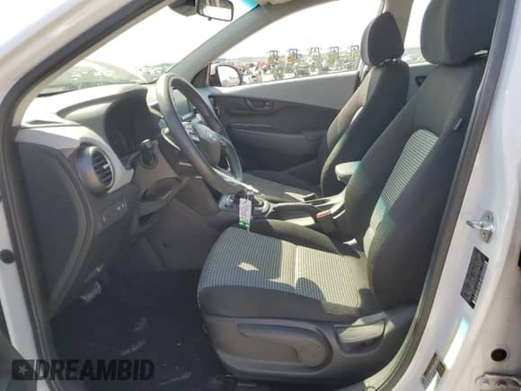 2019 Hyundai Kona SE с VIN KM8K1CAAXKU331528, выставлен на аукционе Copart как лот 84777235 с пробегом 79 448 миль миль и Списание • Salvage title. История ставок и продаж доступна на DreamBid. Изображение 7.