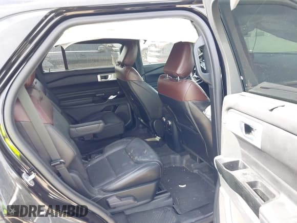 ✅ 2021 Ford Explorer Platinum • VIN: 1FM5K8HC7MGC28101 • Lot: 42126938. Wystawiony na IAAI z przebiegiem 20 257 mil. Bezpłatny archiwum sprzedaży aukcyjnych z USA i szczegółowy raport historii pojazdu na DreamBid. Zdjęcie 8.