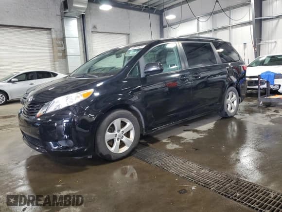 ✅ 2017 Toyota Sienna LE • VIN: 5TDKZ3DC4HS900722 • Lot: 70814905. Wystawiony na Copart z przebiegiem 139 123 mil. Bezpłatny archiwum sprzedaży aukcyjnych z USA i szczegółowy raport historii pojazdu na DreamBid. Zdjęcie 1.
