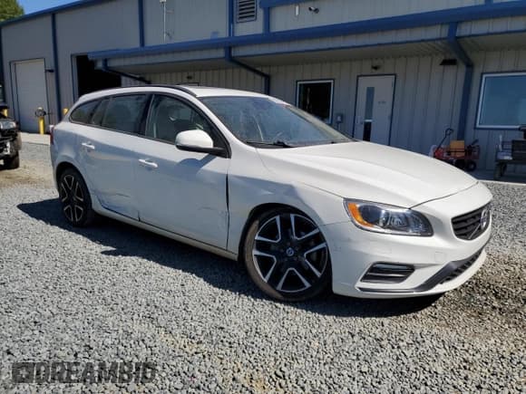 ✅ 2018 Volvo V60 Dynamic • VIN: YV140MEL7J2390381 • Лот: 82303105. Опубликован ранее на Copart с пробегом 129 001 миль. Бесплатный доступ к архиву аукционных продаж из США и подробный отчёт об истории автомобиля на DreamBid. Изображение 4.