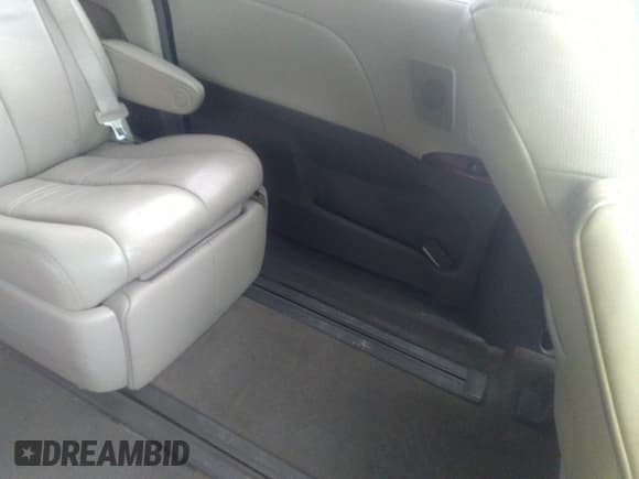 ✅ 2011 Toyota Sienna XLE • VIN: 5TDDK3DC3BS029476 • Lot: 41393568. Wystawiony na IAAI z przebiegiem 124 328 mil. Bezpłatny archiwum sprzedaży aukcyjnych z USA i szczegółowy raport historii pojazdu na DreamBid. Zdjęcie 8.