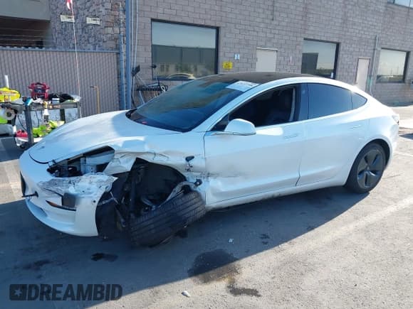 ✅ 2020 Tesla Model 3 Standard Range Plus • VIN: 5YJ3E1EA4LF798529 • Lot: 43622758. Wystawiony na IAAI z przebiegiem 114 107 mil. Bezpłatny archiwum sprzedaży aukcyjnych z USA i szczegółowy raport historii pojazdu na DreamBid. Zdjęcie 2.