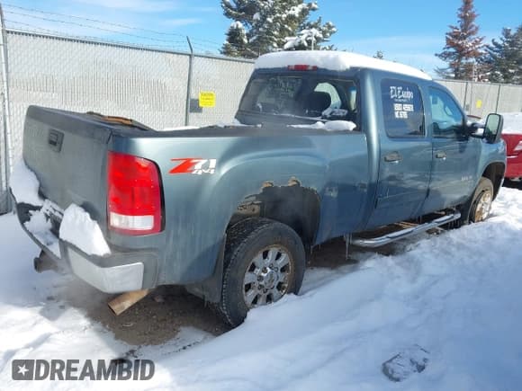 ✅ 2011 GMC Sierra 2500HD SLE • VIN: 1GT120CGXBF225212 • Лот: 41133904. Опубликован ранее на IAAI с пробегом 165 963 миль. Бесплатный доступ к архиву аукционных продаж из США и подробный отчёт об истории автомобиля на DreamBid. Изображение 4.