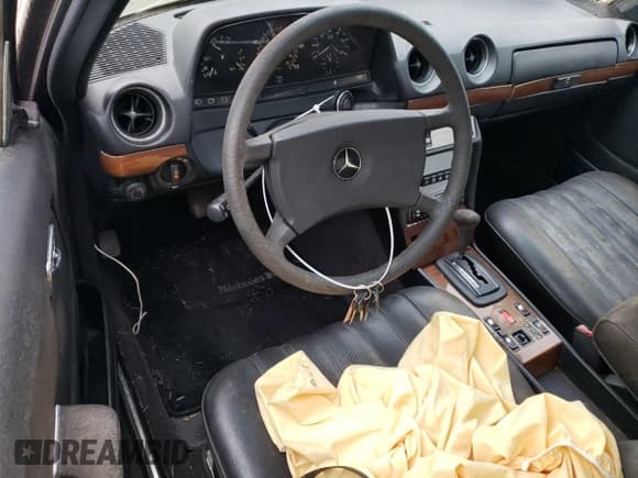 ✅ 1983 Mercedes-Benz 300 D • VIN: WDBAB33A6DB030407 • Lot: 70720954. Listed on Copart with 216,941 mi. Free auction sales archive from the USA and detailed vehicle history report at DreamBid. Image 8.