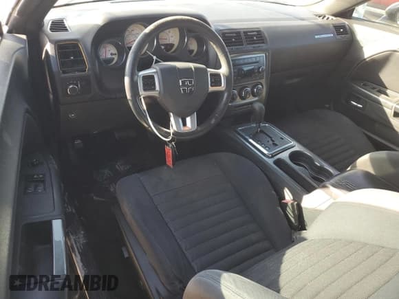 ✅ 2013 Dodge Challenger SXT • VIN: 2C3CDYAG2DH530925 • Lot: 77192334. Wystawiony na Copart z przebiegiem 201 989 mil. Bezpłatny archiwum sprzedaży aukcyjnych z USA i szczegółowy raport historii pojazdu na DreamBid. Zdjęcie 8.