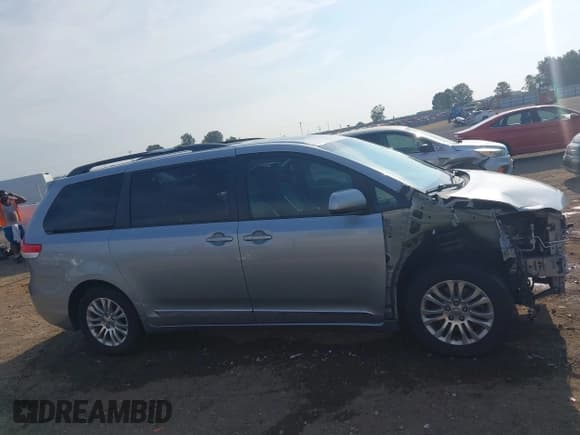 ✅ 2013 Toyota Sienna XLE AAS • VIN: 5TDYK3DC0DS306430 • Лот: 43016368. Опубликован ранее на IAAI с пробегом 194 382 миль. Бесплатный доступ к архиву аукционных продаж из США и подробный отчёт об истории автомобиля на DreamBid. Изображение 14.