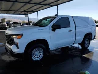 2023 Chevrolet Silverado 1500 Work Truck z VIN 3GCNAAEK8PG352185, wystawiony jako Copart lot #71820075 z przebiegiem 133 420 mil mil oraz Czysty tytuł • Clean title. Historia ofert i sprzedaży dostępna na DreamBid. Obrazek 1.