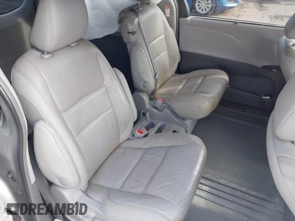 ✅ 2017 Toyota Sienna XLE Auto Access Seat • VIN: 5TDYZ3DC7HS821927 • Лот: 42445924. Опубликован ранее на IAAI с пробегом 205 349 миль. Бесплатный доступ к архиву аукционных продаж из США и подробный отчёт об истории автомобиля на DreamBid. Изображение 8.