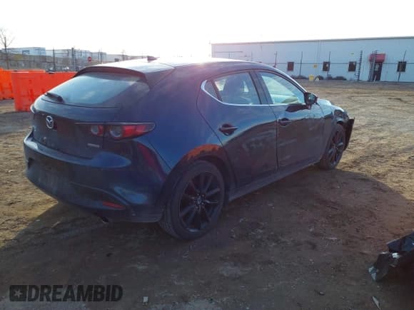 ✅ 2019 Mazda 3 Premium • VIN: JM1BPBNM0K1133351 • Lot: 41553264. Wystawiony na IAAI z przebiegiem 126 782 mil. Bezpłatny archiwum sprzedaży aukcyjnych z USA i szczegółowy raport historii pojazdu na DreamBid. Zdjęcie 4.