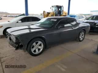 2013 Dodge Challenger SXT z VIN 2C3CDYAG2DH723883, wystawiony jako Copart lot #65486144 z przebiegiem 295 787 mil mil oraz Szkoda całkowita • Salvage title. Historia ofert i sprzedaży dostępna na DreamBid. Obrazek 1.