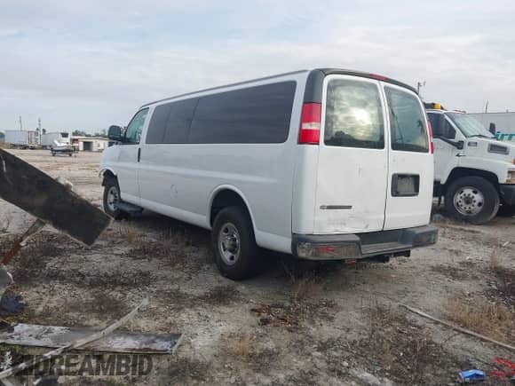 2018 Chevrolet Express Passenger LT z VIN 1GAZGPFG8J1250980, wystawiony jako IAAI lot #41346087 z przebiegiem Nie podano mil oraz . Historia ofert i sprzedaży dostępna na DreamBid. Obrazek 3.