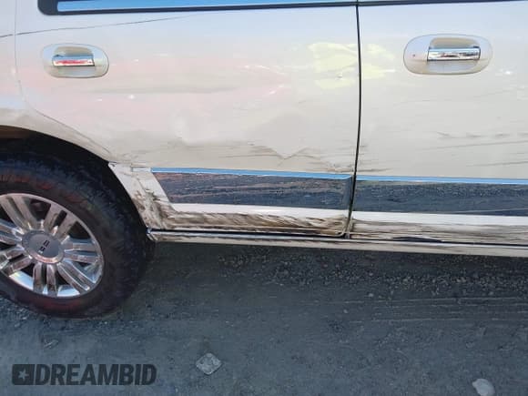 ✅ 2011 Lincoln Navigator • VIN: 5LMJJ2J58BEJ02250 • Lot: 43733704. Listed on IAAI with 205,896 mi. Free auction sales archive from the USA and detailed vehicle history report at DreamBid. Image 17.