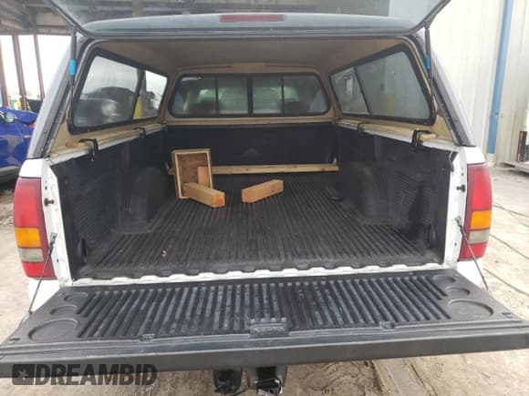 ✅ 2003 GMC Sierra 1500 • VIN: 1GTEC19T23E104562 • Лот: 38253722. Опубликован ранее на Copart с пробегом 315 846 миль. Бесплатный доступ к архиву аукционных продаж из США и подробный отчёт об истории автомобиля на DreamBid. Изображение 9.