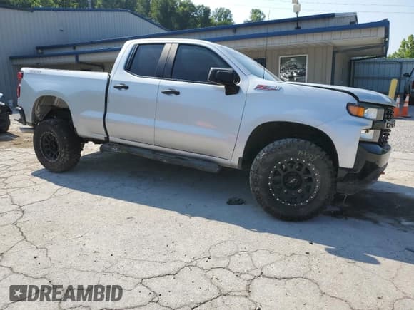 ✅ 2020 Chevrolet Silverado 1500 Custom Trail Boss • VIN: 1GCRYCEH1LZ368350 • Lot: 60545505. Wystawiony na Copart z przebiegiem 65 574 mil. Bezpłatny archiwum sprzedaży aukcyjnych z USA i szczegółowy raport historii pojazdu na DreamBid. Zdjęcie 4.