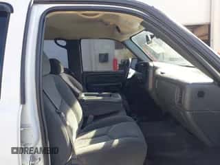 2005 Chevrolet Silverado 1500 LS z VIN 2GCEC13T951289657, wystawiony jako IAAI lot #43475000 z przebiegiem 236 822 mil mil oraz . Historia ofert i sprzedaży dostępna na DreamBid. Obrazek 5.