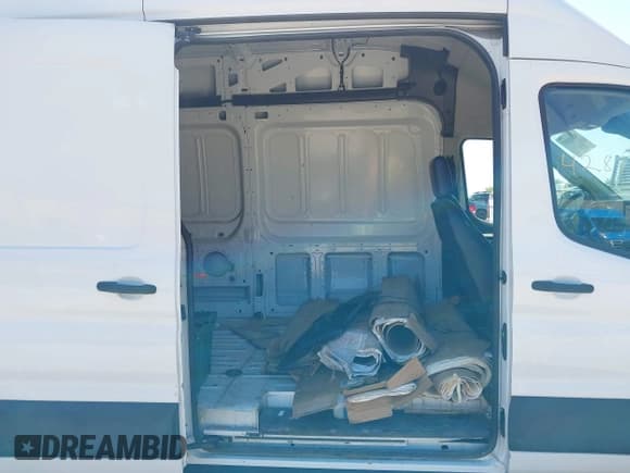 ✅ 2023 Ford Transit Cargo • VIN: 1FTBR3X83PKA69243 • Lot: 42816347. Wystawiony na IAAI z przebiegiem 56 535 mil. Bezpłatny archiwum sprzedaży aukcyjnych z USA i szczegółowy raport historii pojazdu na DreamBid. Zdjęcie 8.