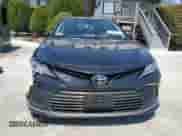 2023 Toyota Camry LE z VIN 4T1C11BK0PU083197, wystawiony jako Copart lot #64838595 z przebiegiem 67 089 mil mil oraz Nie do naprawy • Non repairable. Historia ofert i sprzedaży dostępna na DreamBid. Obrazek 5.