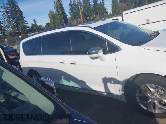 ✅ 2019 Chrysler Pacifica Limited • VIN: 2C4RC1GG6KR552053 • Lot: 43487298. Listed on IAAI with 94,327 mi. Free auction sales archive from the USA and detailed vehicle history report at DreamBid. Image 14.