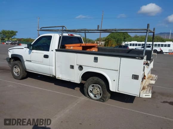 ✅ 2005 Chevrolet Silverado 2500HD Work Truck • VIN: 1GBHC24U15E333373 • Lot: 43697661. Wystawiony na IAAI z przebiegiem 156 992 mil. Bezpłatny archiwum sprzedaży aukcyjnych z USA i szczegółowy raport historii pojazdu na DreamBid. Zdjęcie 3.