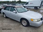 ✅ 1998 Lincoln Town Car Signature • VIN: 1LNFM82WXWY659028 • Lot: 42265774. Listed on IAAI with 164,400 mi. Free auction sales archive from the USA and detailed vehicle history report at DreamBid. Image 1.