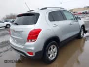 ✅ 2020 Chevrolet Trax LT • VIN: KL7CJPSB5LB021594 • Lot: 42090813. Wystawiony na IAAI z przebiegiem 37 641 mil. Bezpłatny archiwum sprzedaży aukcyjnych z USA i szczegółowy raport historii pojazdu na DreamBid. Zdjęcie 4.