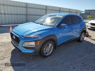 ✅ 2019 Hyundai Kona SE • VIN: KM8K12AA9KU280033 • Лот: 48159104. Опубликован ранее на Copart с пробегом 33 556 миль. Бесплатный доступ к архиву аукционных продаж из США и подробный отчёт об истории автомобиля на DreamBid. Изображение 1.