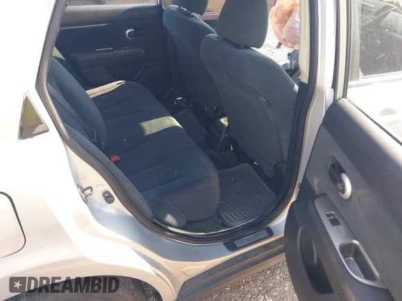 ✅ 2010 Nissan Versa S • VIN: 3N1BC1AP7AL395416 • Лот: 42710144. Опубликован ранее на IAAI с пробегом Не указан. Бесплатный доступ к архиву аукционных продаж из США и подробный отчёт об истории автомобиля на DreamBid. Изображение 8.