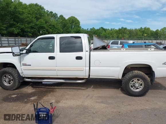✅ 2005 Chevrolet Silverado 2500HD LS • VIN: 1GCHK23285F930402 • Lot: 42322628. Wystawiony na IAAI z przebiegiem 218 392 mil. Bezpłatny archiwum sprzedaży aukcyjnych z USA i szczegółowy raport historii pojazdu na DreamBid. Zdjęcie 14.