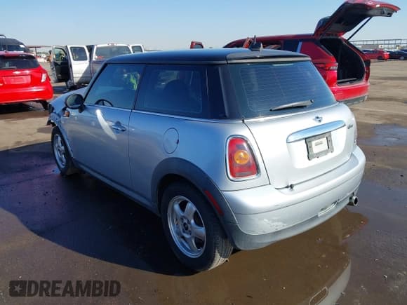 ✅ 2010 MINI Hardtop • VIN: WMWMF3C50ATU79123 • Lot: 43816266. Wystawiony na IAAI z przebiegiem 101 137 mil. Bezpłatny archiwum sprzedaży aukcyjnych z USA i szczegółowy raport historii pojazdu na DreamBid. Zdjęcie 3.