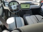 ✅ 2024 Rivian R1S Adventure • VIN: 7PDSGABA7RN040780 • Lot: 63705184. Wystawiony na Copart z przebiegiem 1 053 mil. Bezpłatny archiwum sprzedaży aukcyjnych z USA i szczegółowy raport historii pojazdu na DreamBid. Zdjęcie 8.