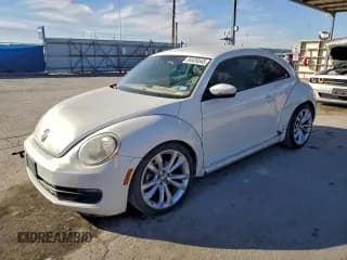 ✅ 2013 Volkswagen Beetle 2.5L • VIN: 3VWJX7AT2DM669016 • Lot: 94439545. Listed on Copart with 82,512 mi. Free auction sales archive from the USA and detailed vehicle history report at DreamBid. Image 1.