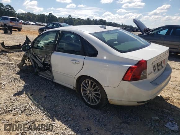 ✅ 2010 Volvo S40 • VIN: YV1382MS6A2488075 • Лот: 84738215. Опубликован ранее на Copart с пробегом Не указан. Бесплатный доступ к архиву аукционных продаж из США и подробный отчёт об истории автомобиля на DreamBid. Изображение 2.