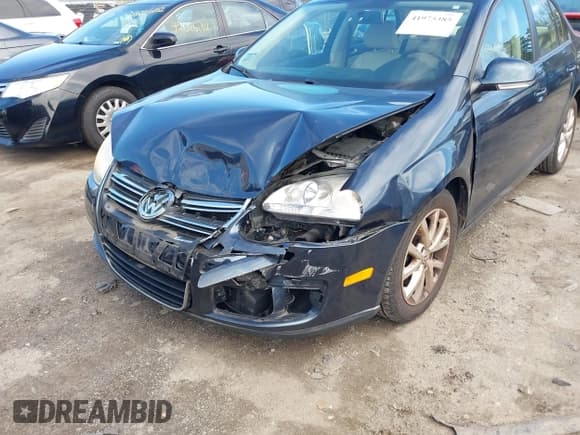 ✅ 2010 Volkswagen Jetta Limited Edition • VIN: 3VWAZ7AJ4AM091165 • Лот: 41975385. Опубликован ранее на IAAI с пробегом 52 126 миль. Бесплатный доступ к архиву аукционных продаж из США и подробный отчёт об истории автомобиля на DreamBid. Изображение 6.