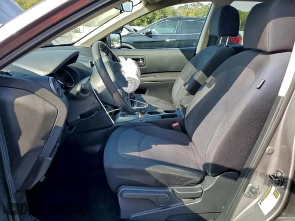 ✅ 2015 Nissan Rogue S • VIN: JN8AS5MTXFW151938 • Lot: 93225535. Wystawiony na Copart z przebiegiem 67 723 mil. Bezpłatny archiwum sprzedaży aukcyjnych z USA i szczegółowy raport historii pojazdu na DreamBid. Zdjęcie 7.